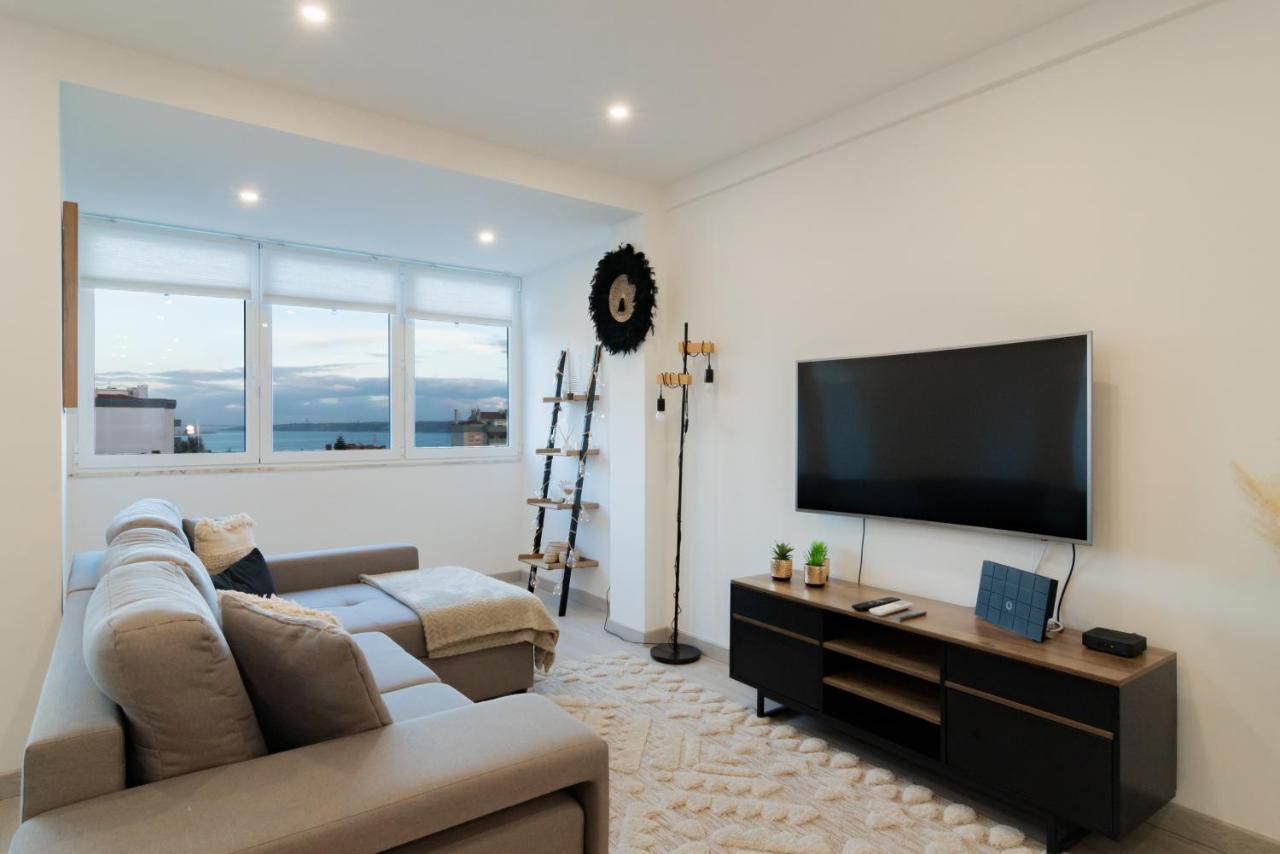 Stylish Apartment W/ River View By Lovelystay Oeiras Buitenkant foto