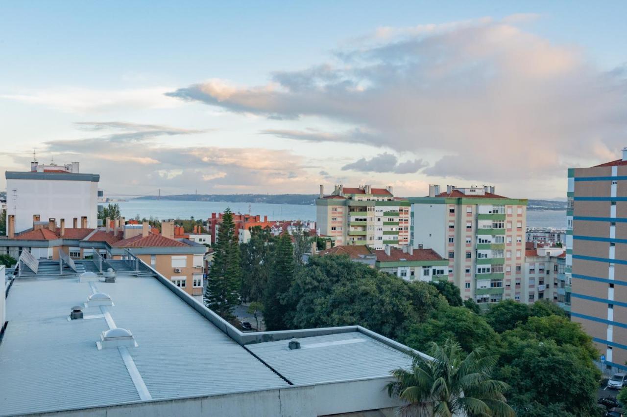 Stylish Apartment W/ River View By Lovelystay Oeiras Buitenkant foto